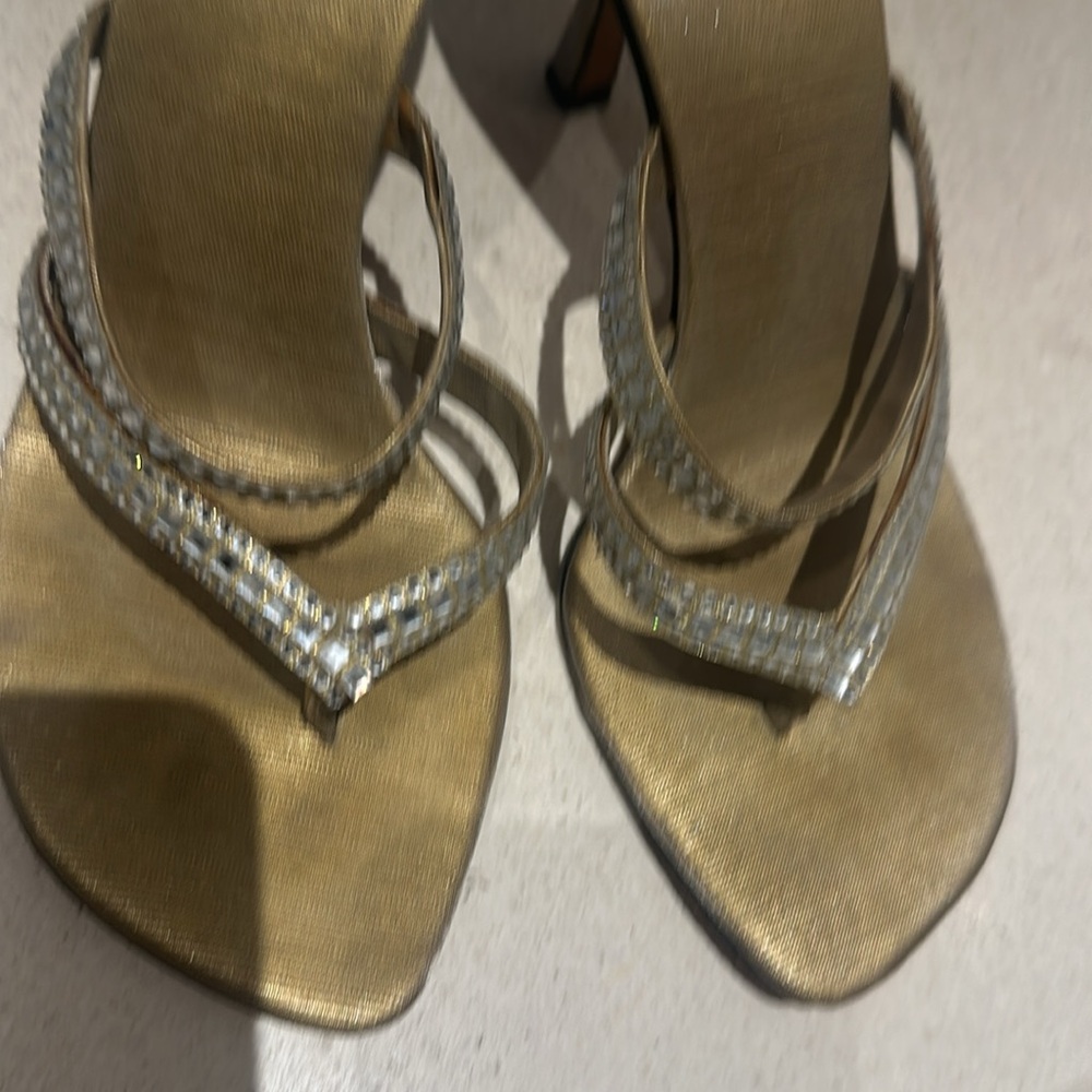 Beautiful sandals. - Picture 2 of 10